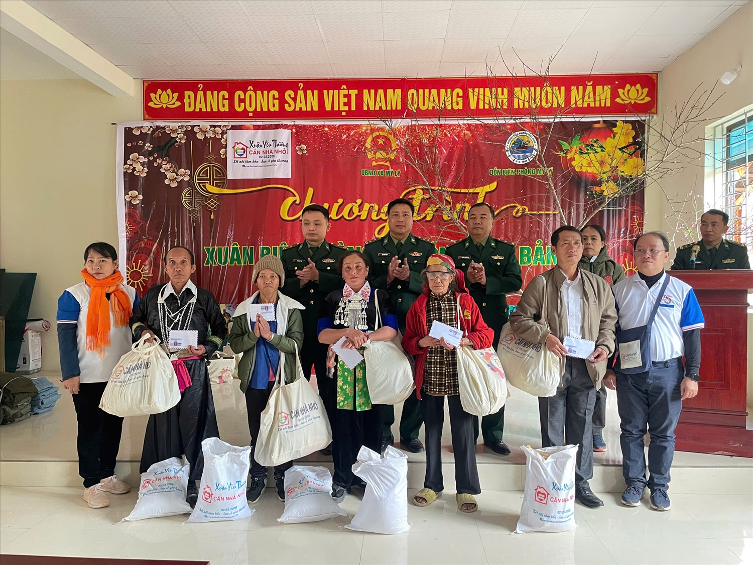 Ban Tổ chức Chương trình tặng quà Tết cho 100% hộ dân bản Nhọt Lợt