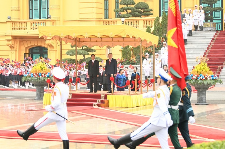 Tổng Bí thư Tô Lâm và Tổng Bí thư, Chủ tịch nước Lào Thongloun Sisoulith trên bục danh dự, thực hiện nghi thức chào cờ - Ảnh: VGP/Nhật Bắc