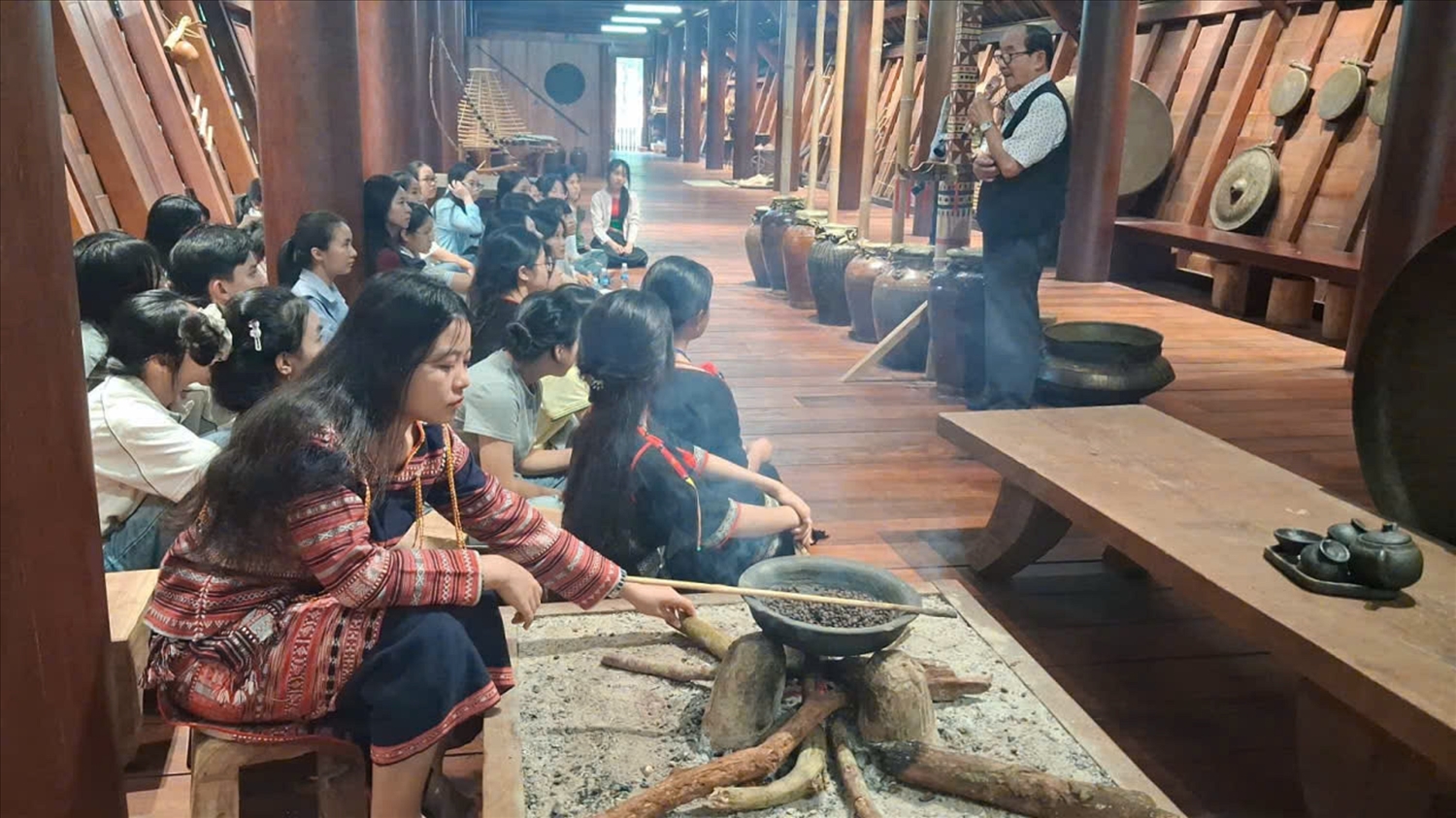 Nghệ sĩ Ưu tú Vũ Lân chia sẻ với các trại sinh về ý nghĩa các lễ hội truyền thống, phong tục, tập quán, cồng chiêng của các dân tộc Tây Nguyên