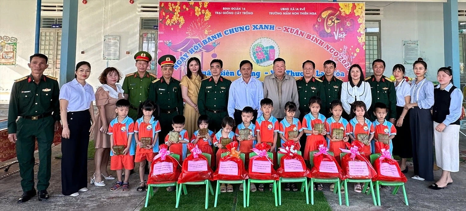 Trại giống cây trồng, Binh đoàn 16 và các đại biểu tặng quà và Bánh chưng xanh cho các em học sinh