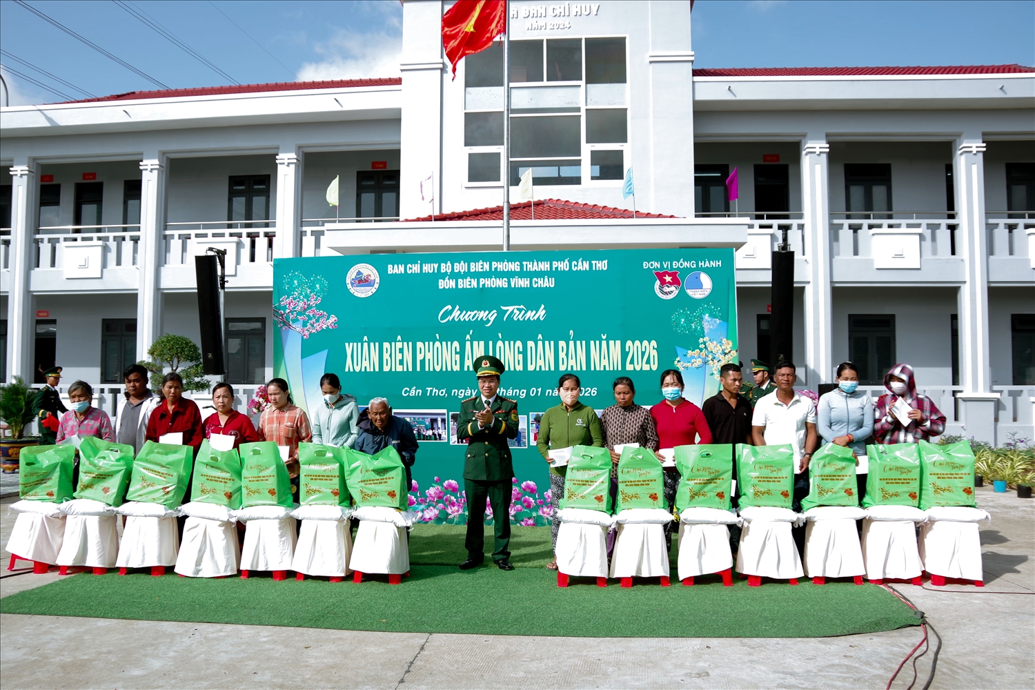Đại tá Hà Huy Trường, Phó Chính ủy BĐBP thành phố Cần Thơ tặng quà cho các hộ gia đình có hoàn cảnh khó khăn tại chương trình