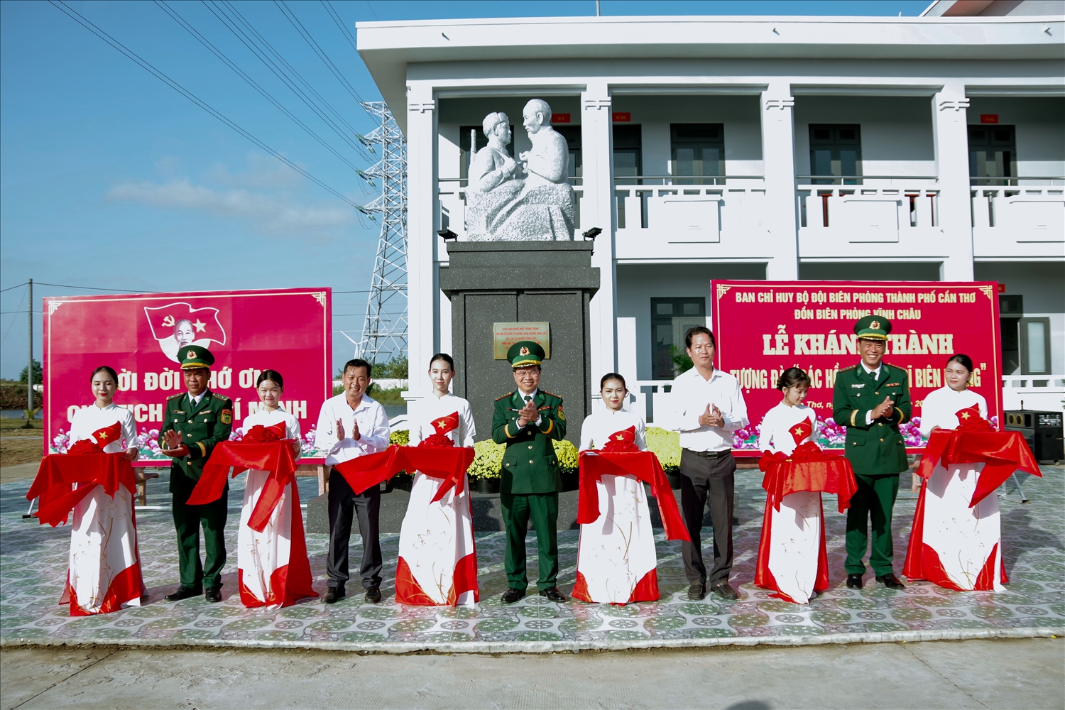 Lễ cắt băng khánh thành công trình tượng đài “Bác Hồ với chiến sĩ Biên phòng”