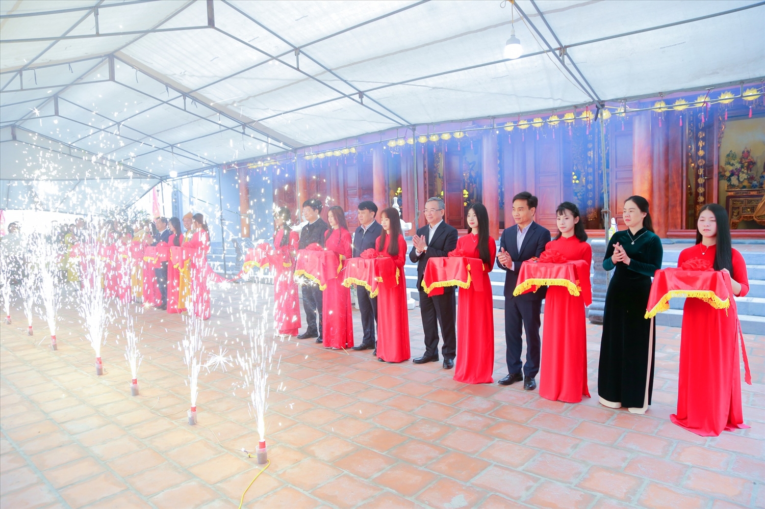 Các đại biểu thực hiện nghi lễ cắt băng khánh thành 