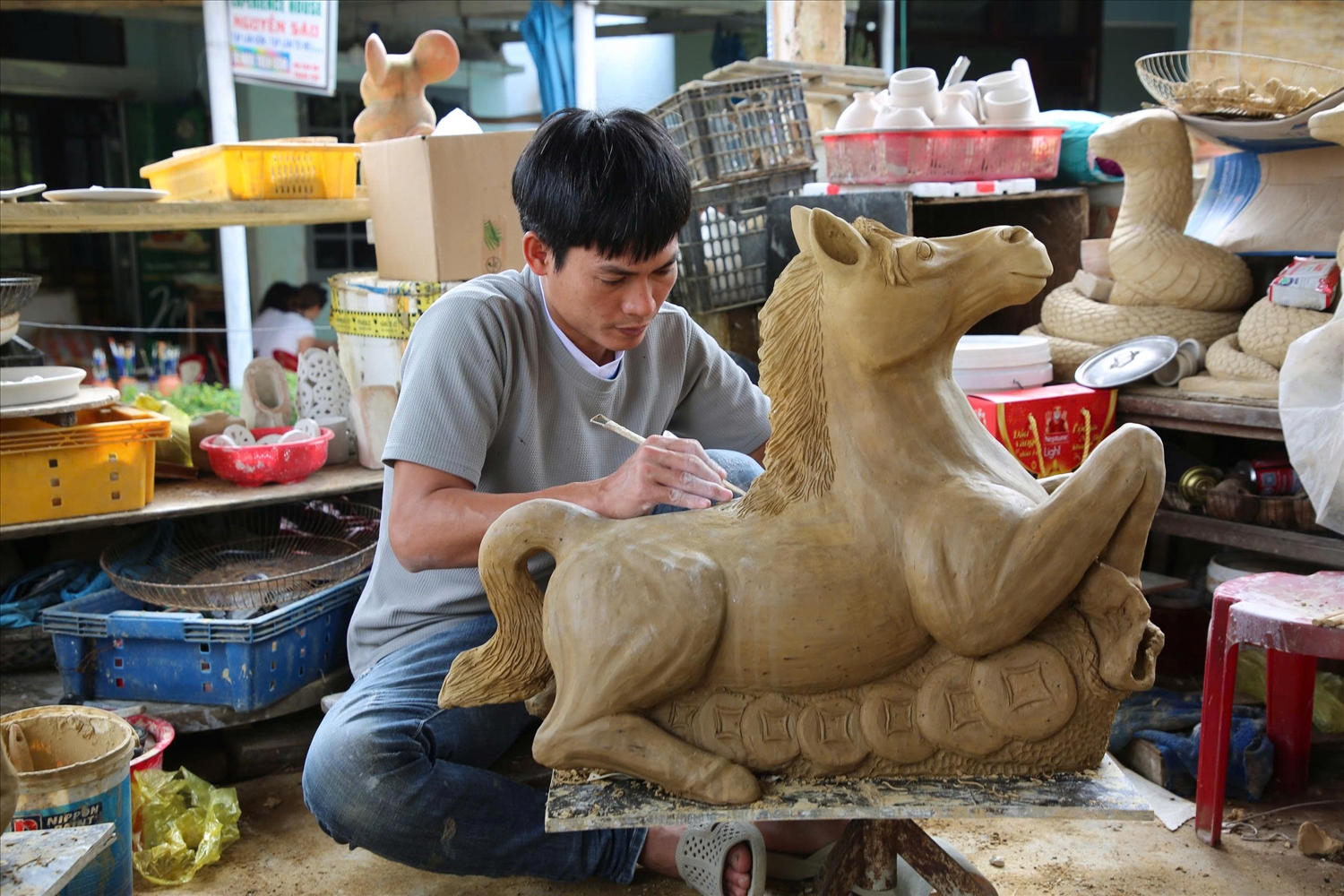 Anh Lê Văn Nhật đang hoàn thiện linh vật ngựa. (Ảnh Nhật Lê)