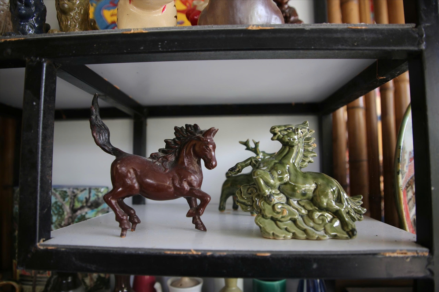 Đa dạng cách tạo hình linh vật ngựa tại các cơ sở đồ gốm ở Thanh Hà. (Ảnh Nhật Lê)