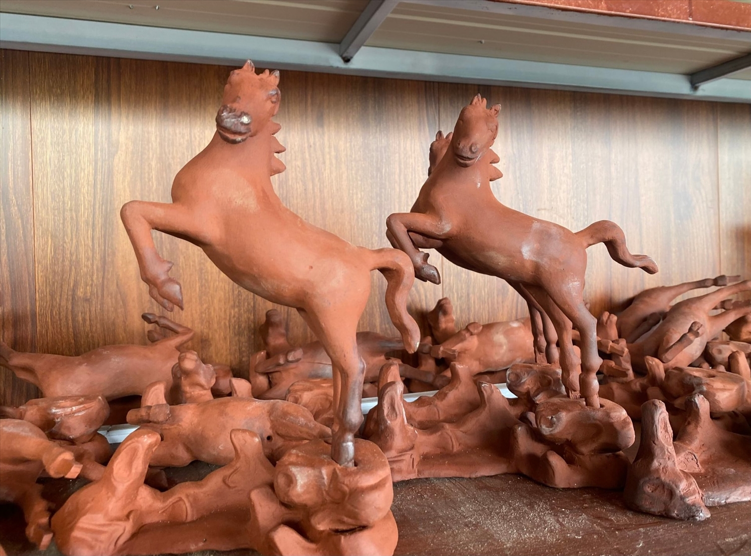 Những ngày cận Tết, các cơ sở gốm ở Thành Hà tất bật hoàn thiện các mặt hàng linh vật ngựa để giao cho khách. (Ảnh Nhật Lê)