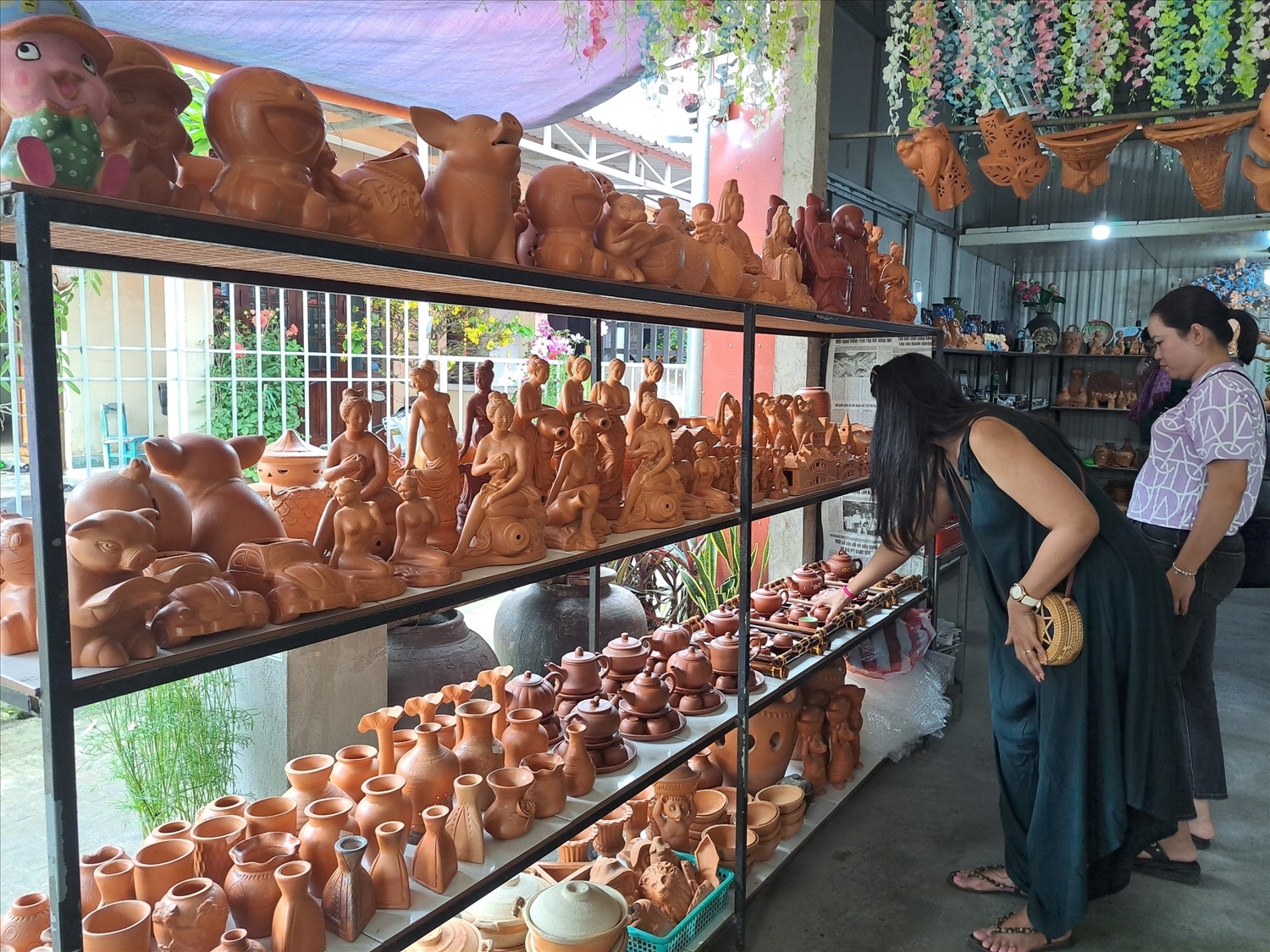 Làng gốm Thanh Hà có lịch sử hơn 500 năm, với nhiều nghệ nhân giỏi nghề. (Ảnh NT)