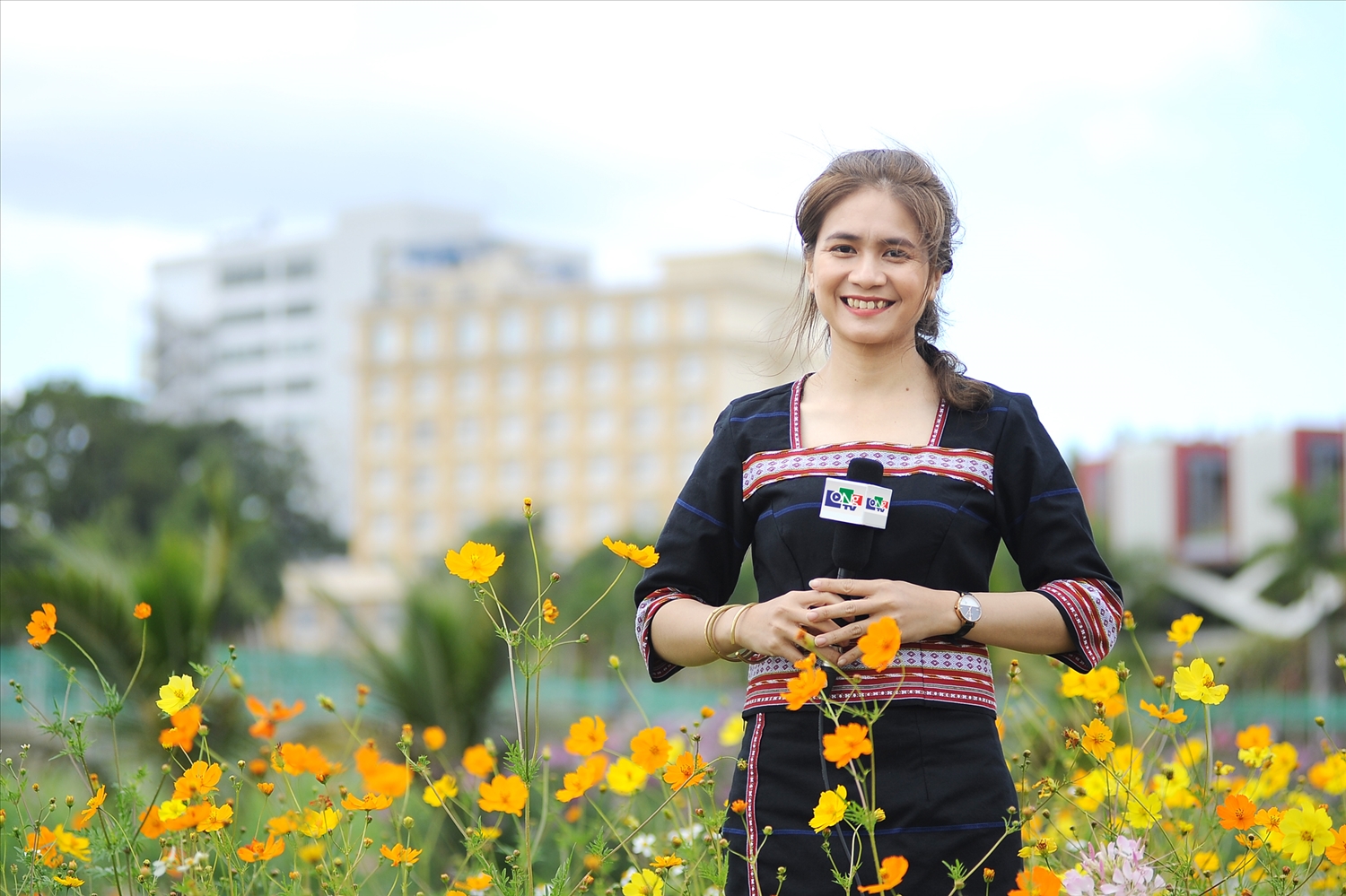 Phóng viên xinh đẹp của Báo địa phương cũng tìm đến những vườn hoa đẹp chọn những khung hình rực rỡ nhất để ghi hình cho chương trình Tết.