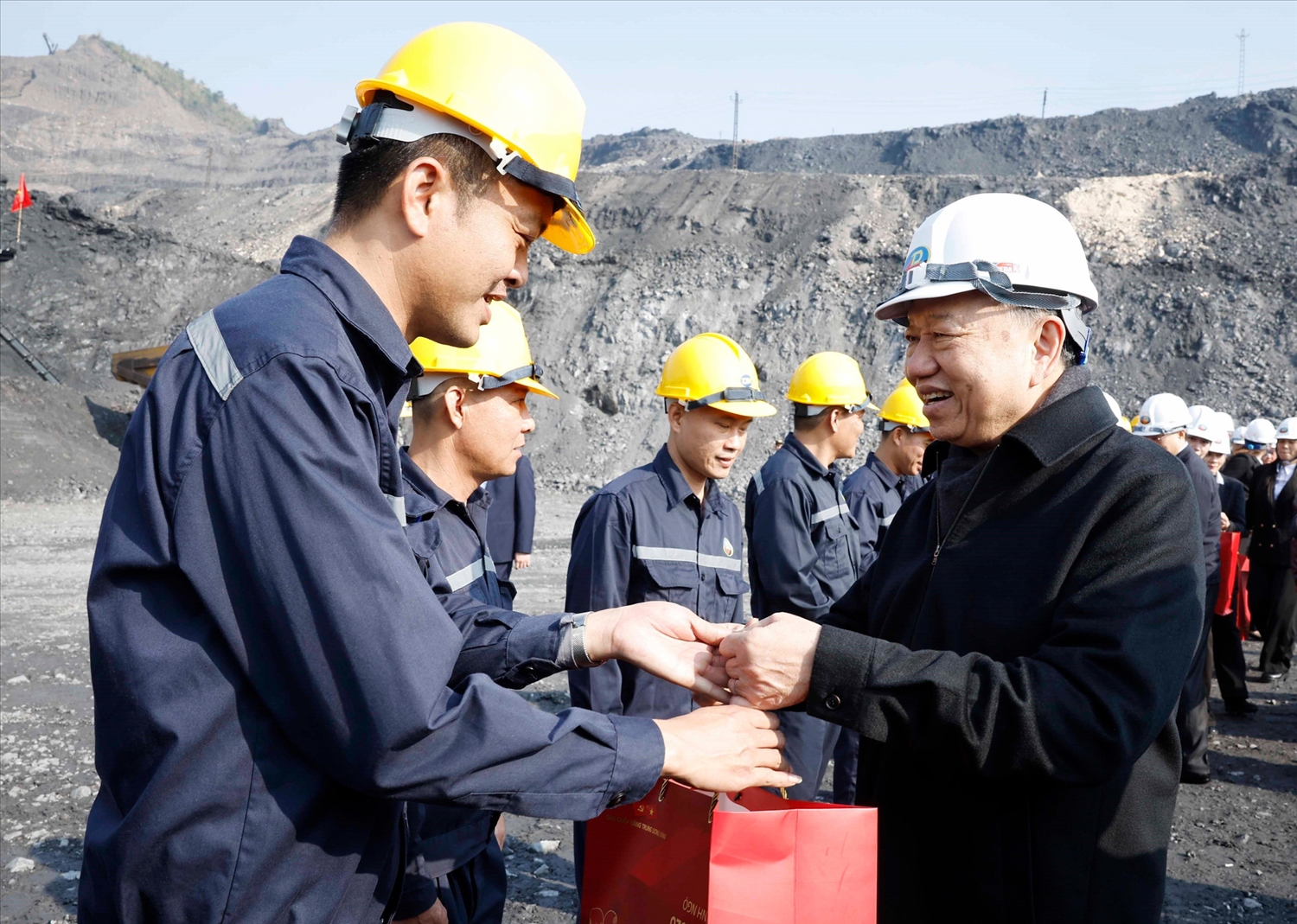 Tổng Bí thư Tô Lâm chúc Tết, tặng quà cán bộ, công nhân trực tiếp sản xuất tại Công ty Cổ phần Than Đèo Nai - Cọc Sáu, Tập đoàn Công nghiệp Than và Khoáng sản Việt Nam tại tỉnh Quảng Ninh. (Ảnh: TTXVN)