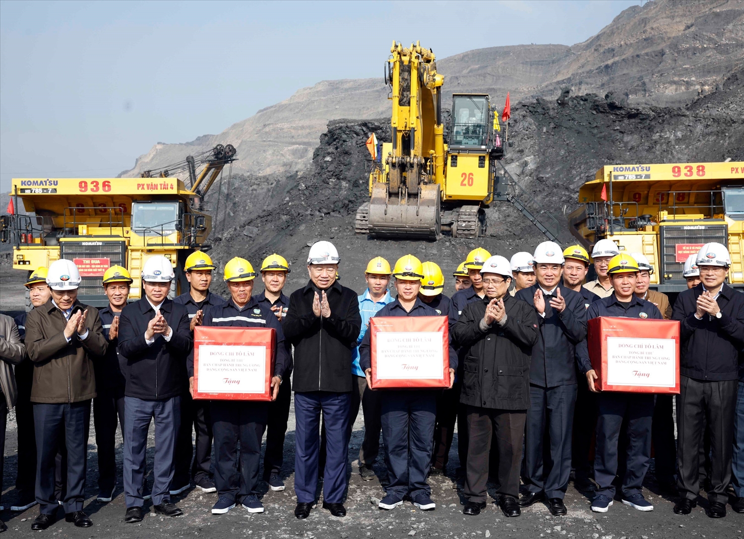 Tổng Bí thư Tô Lâm, Thủ tướng Phạm Minh Chính thăm, chúc Tết, tặng quà cán bộ, công nhân trực tiếp sản xuất tại Công ty cổ phần Than Đèo Nai - Cọc Sáu, Tập đoàn Công nghiệp Than và Khoáng sản Việt Nam, tại tỉnh Quảng Ninh. 
