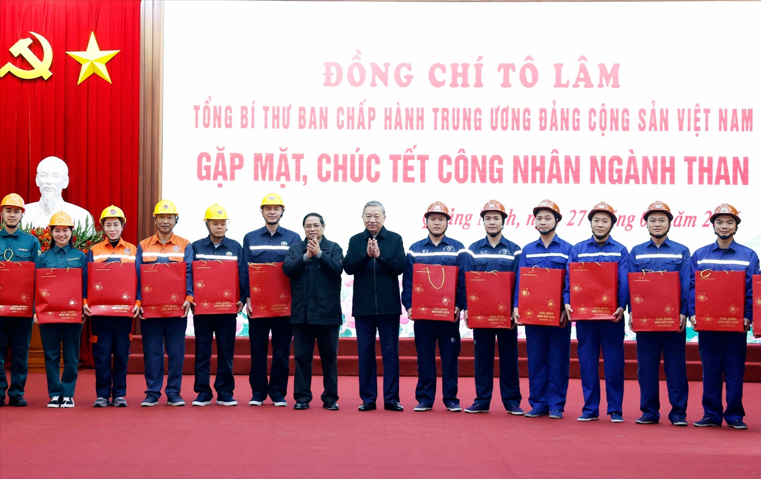 Tổng Bí thư Tô Lâm, Thủ tướng Phạm Minh Chính tặng quà cho các cá nhân. 