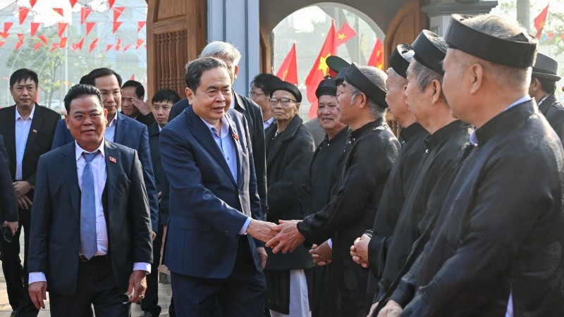 Chủ tịch Quốc hội Trần Thanh Mẫn đến dâng hương, tưởng nhớ Trưởng Ban Thường trực Quốc hội Bùi Bằng Đoàn. (Ảnh: DUY LINH)