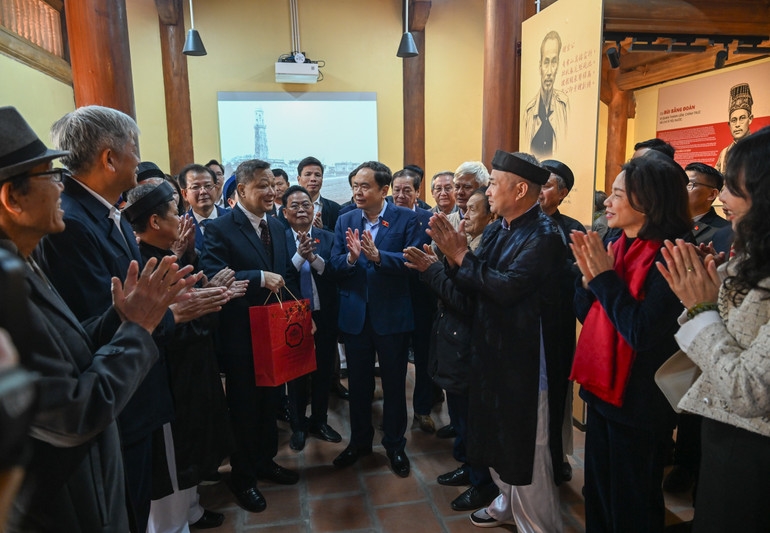 Chủ tịch Quốc hội Trần Thanh Mẫn với Ban Quản lý và Nhân dân tại Khu lưu niệm Trưởng Ban Thường trực Quốc hội Bùi Bằng Đoàn. (Ảnh: DUY LINH)