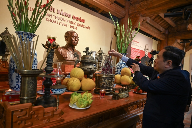 Chủ tịch Quốc hội Trần Thanh Mẫn dâng hương, tưởng nhớ Trưởng Ban Thường trực Quốc hội Bùi Bằng Đoàn. (Ảnh: DUY LINH)