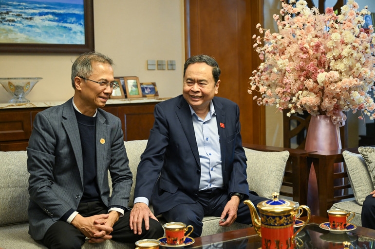 Chủ tịch Quốc hội Trần Thanh Mẫn thăm, chúc Tết gia đình cố Tổng Bí thư Trường Chinh. (Ảnh: DUY LINH)