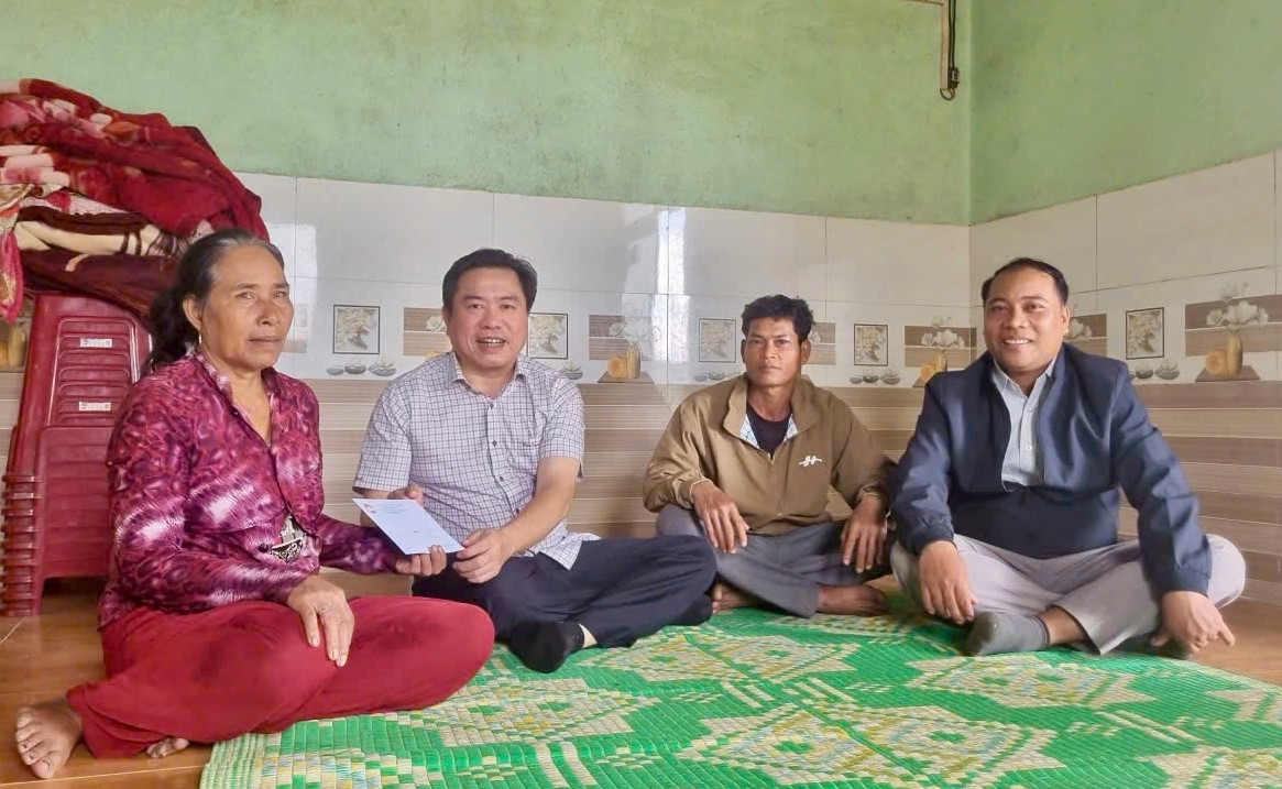 Đoàn công tác của Ủy ban MTTQ Việt Nam tỉnh Đắk Lắk tặng quà Người có uy tín trên địa bàn tỉnh