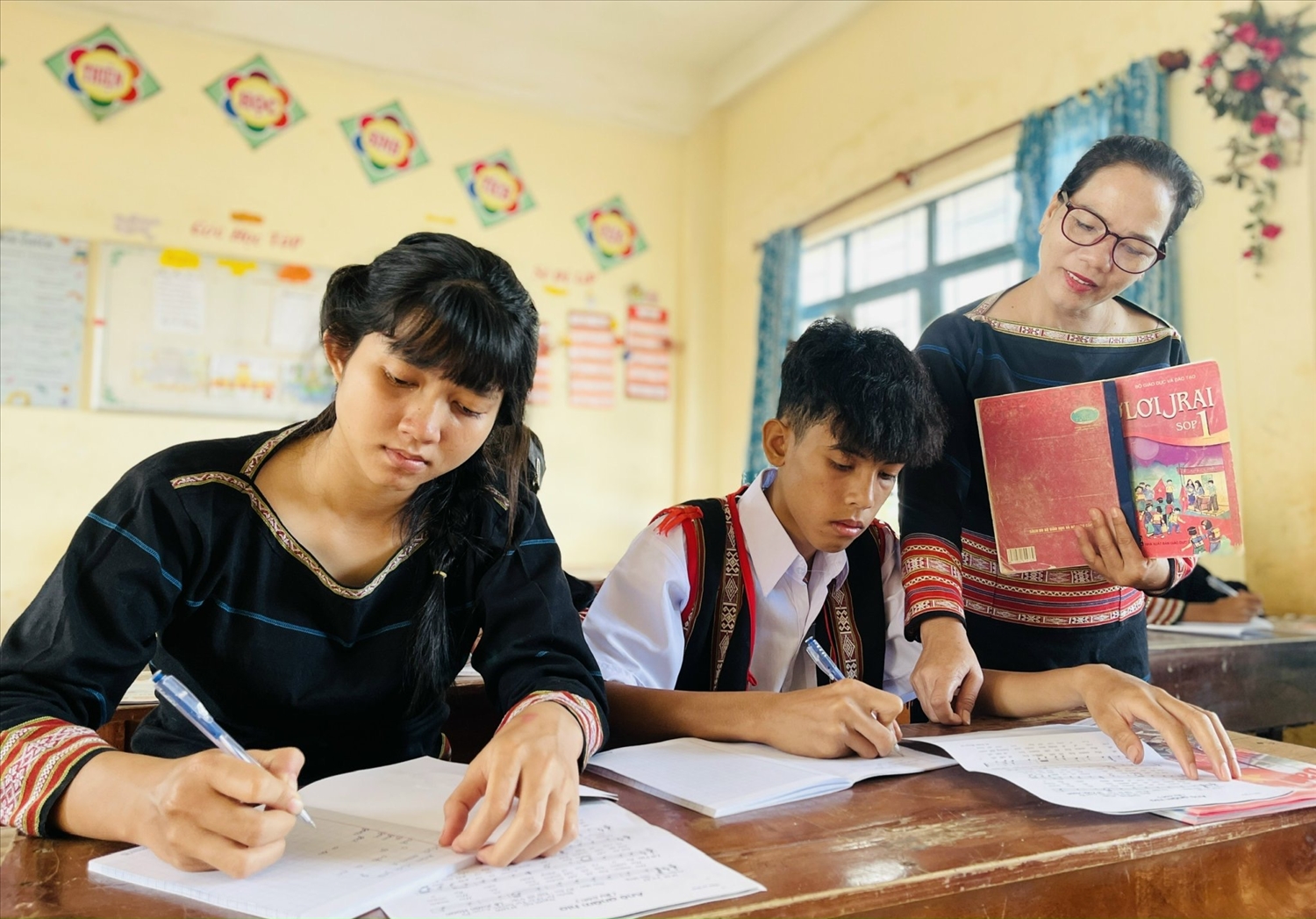 Cô RCom H’Ni dạy cho học trò cách viết chữ Gia Rai