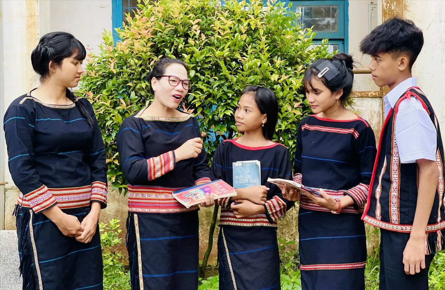 Học sinh DTTS đã yêu thích các đọc, chữ viết, trang phục thổ cẩm Gia Rai và những nét đẹp văn hóa truyền thống của dân tộc mình