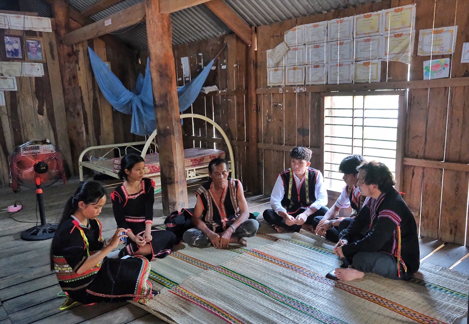 Thầy Dậu (bìa phải ảnh) đã cùng học trò sưu tầm, ghi chép, chuyển ngữ để lưu giữ kho tàng truyện cổ Gia Rai