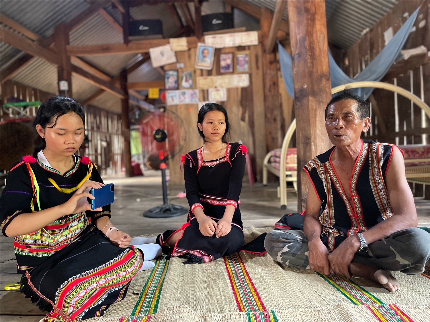 Dưới sự hướng dẫn của thầy Dậu, các em học sinh tự ghi âm, quay video để lưu lại những câu chuyện do người già kể lại