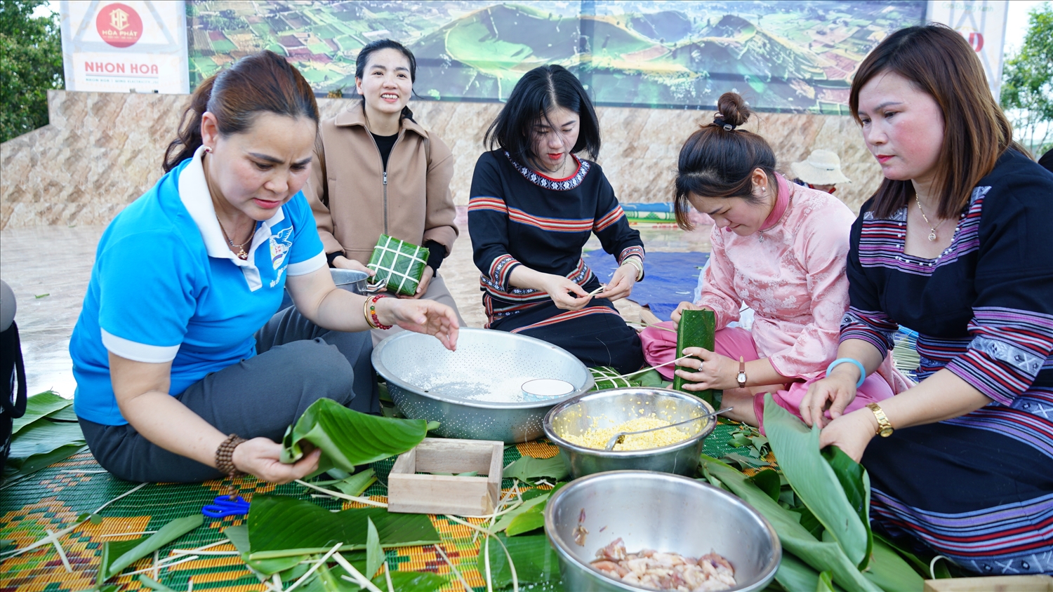 Các đội thi rộn ràng tham gia Hội thi gói bánh chưng