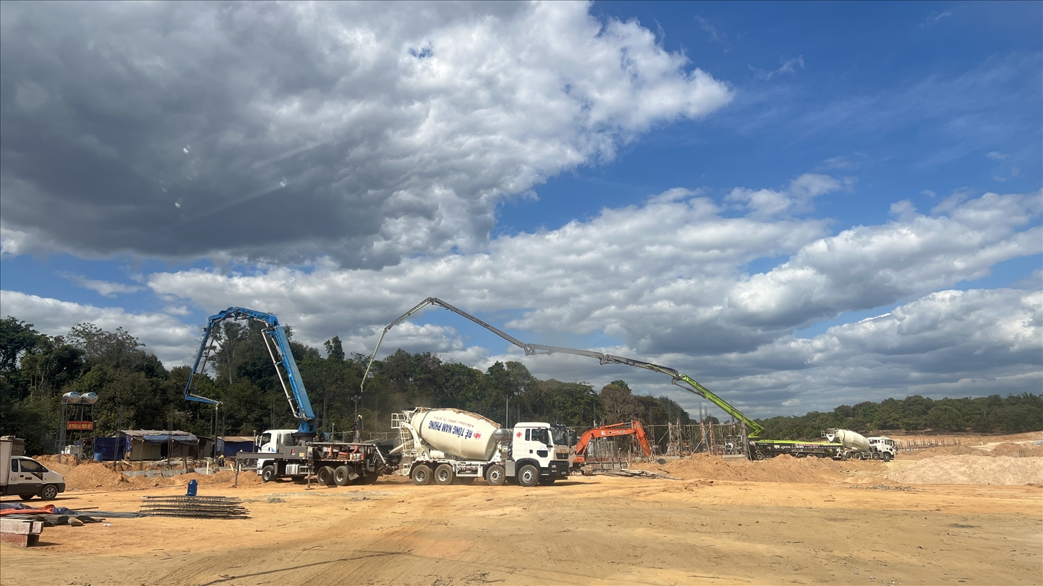 Dự án Trường Phổ thông Dân tộc nội trú liên cấp Tiểu học và Trung học cơ sở xã Ia Púch cũng đang bước vào giai đoạn cao điểm