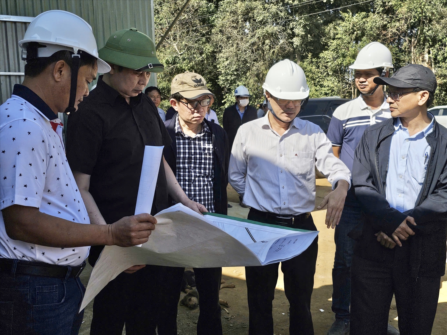 Phó Chủ tịch UBND tỉnh Lâm Hải Giang (thứ 2 từ trái sang) kiểm tra tiến độ thực hiện dự án Trường Phổ thông nội trú liên cấp xã Ia Púch