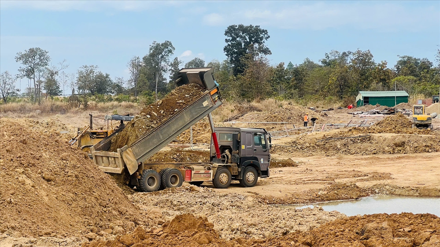 Các đơn vị thi công đồng loạt vào guồng hối hả, nhộn nhịp tại những công trình xây dựng trường nội trú liên cấp ở các xã biên giới