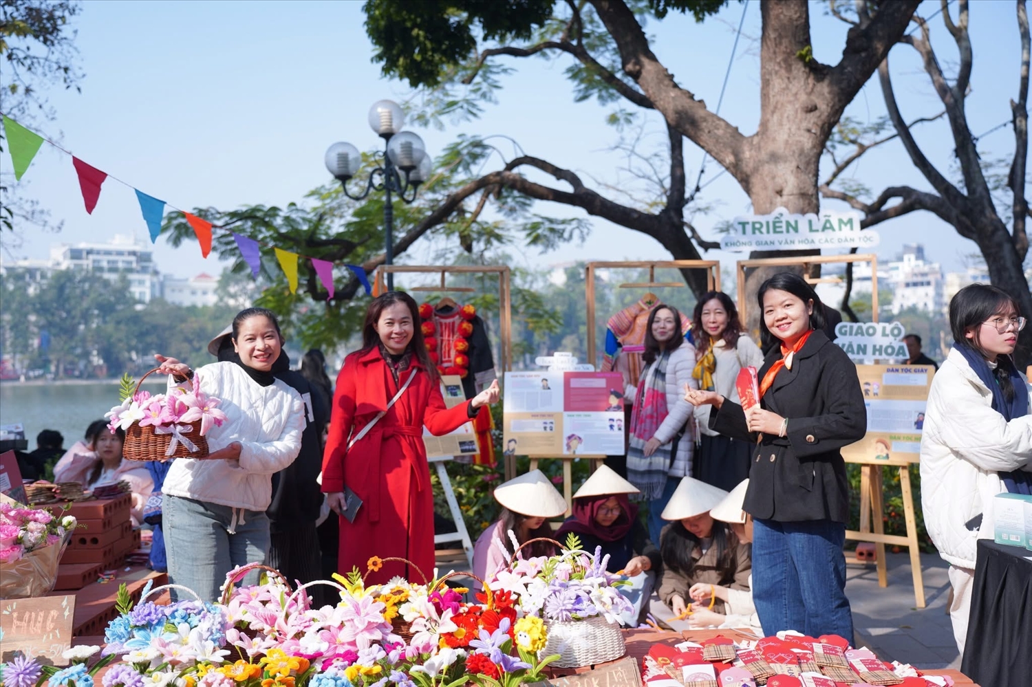 Gian hàng của Trường Đại học Văn hóa Hà Nội tại Lễ hội thiết kế sáng tạo, Phố đi bộ Hoàn Kiếm, Hà Nội cùng một số sản phẩm của Hoàng Phương Thanh