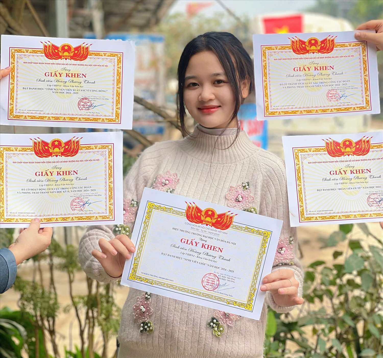 Điều khiến bạn bè và thầy cô nể phục ở Hoàng Phương Thanh không chỉ là khả năng kiếm tiền, mà là thành tích học tập và hoạt động xã hội xuất sắc trong hoàn cảnh còn nhiều khó khăn.