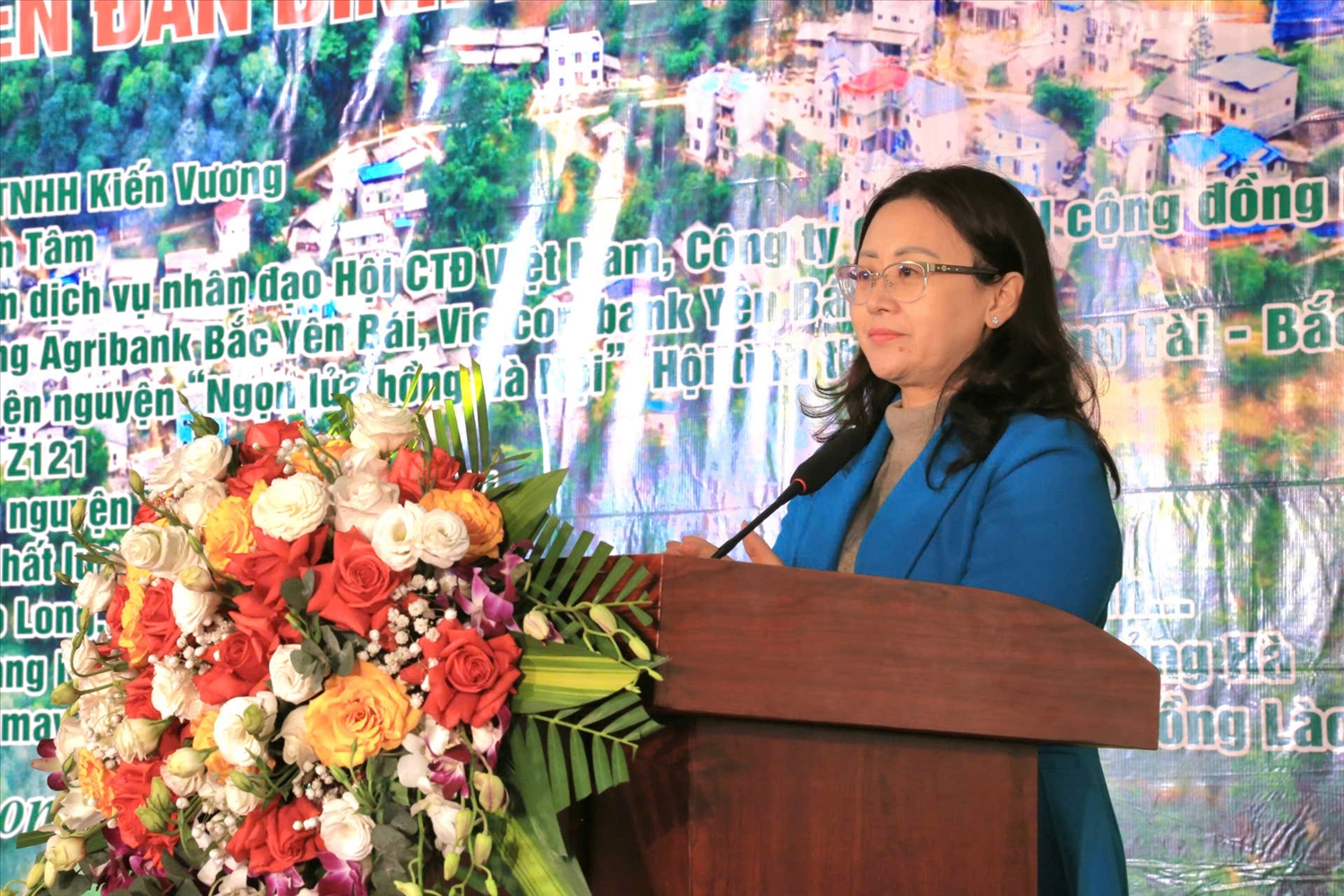 Bà Giàng Thị Dung phát biểu tai chương trình (ảnh Trọng Bảo)