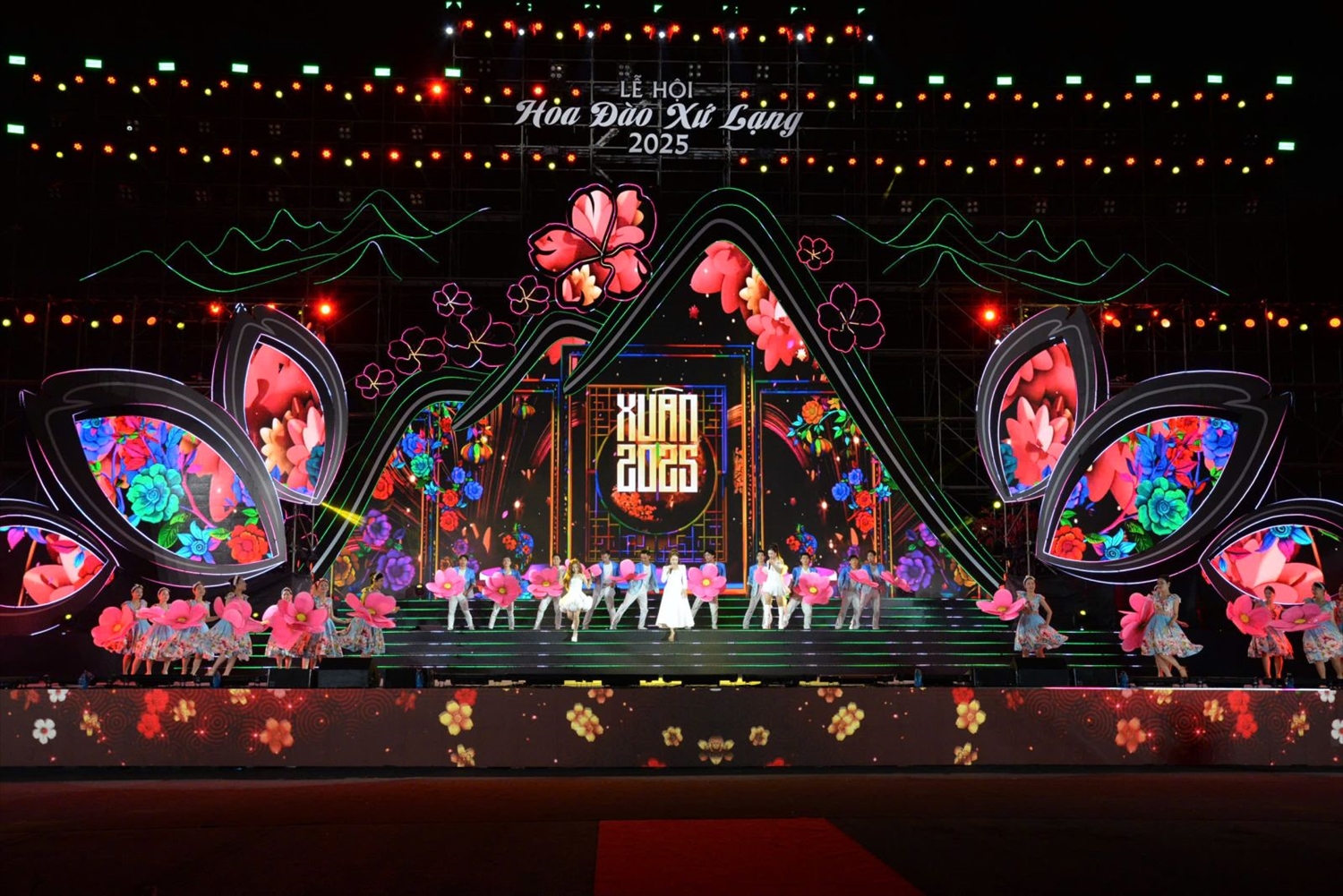 Lễ hội Hoa đào xứ Lạng là chương trình thường niên do UBND tỉnh Lạng Sơn tổ chức mỗi dịp Tết đến, Xuân về