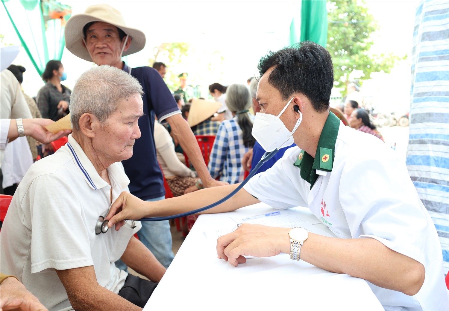 khám bệnh, tư vấn sức khỏe và cấp phát thuốc miễn phí cho bà con Nhân dân