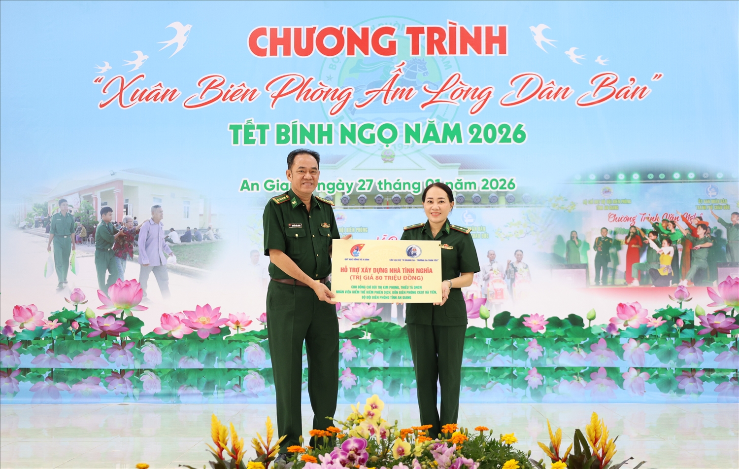 Đại tá Nguyễn Quốc Cường, Phó Chủ nhiệm Chính trị Bộ đội Biên phòng trao bảng tượng trưng hỗ trợ xây tặng 1 căn nhà “Tình nghĩa”.