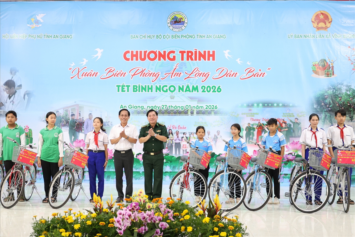 Trao quà cho các cháu học sinh 