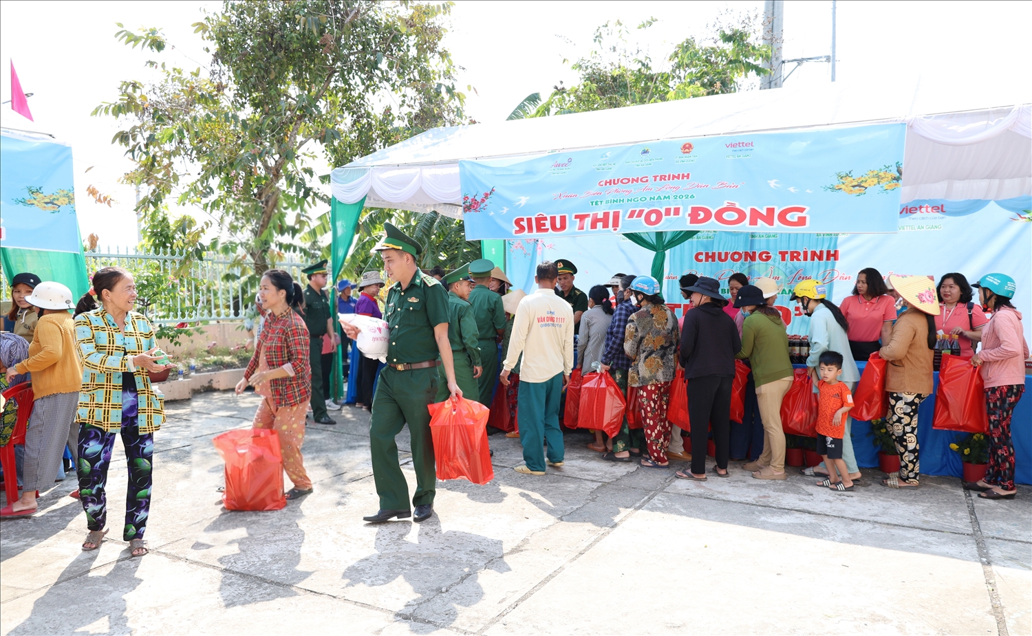 Siêu thị “0 đồng”, hỗ trợ bà con gạo và các nhu yếu phẩm thiết yếu