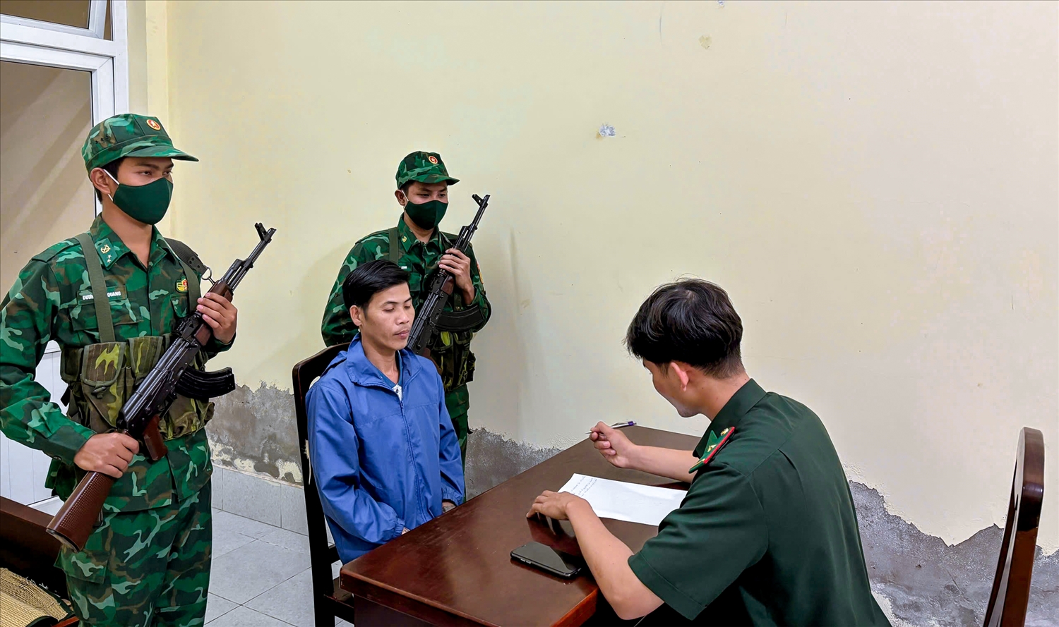 Tổ công tác đồn Biên phòng An Thạnh Ba lấy lời khai đối tượng Lê Văn Đã.