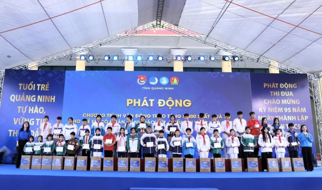 Ban Thường vụ Tỉnh Đoàn phối hợp Đoàn Thanh niên Bộ Tài chính trao tặng 65 suất quà cho thiếu nhi trên địa bàn phường Móng Cái 1 và phường Móng Cái 2