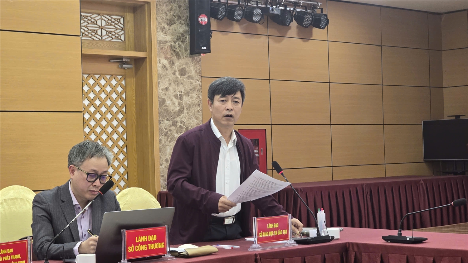 Phó Giám đốc Sở GD&ĐT tỉnh Quảng Ninh Đinh Ngọc Sơn phát biểu tại buổi họp báo. Ảnh: Mỹ Dung