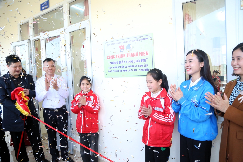 Gắn biển công trình “Phòng máy tính cho em” 