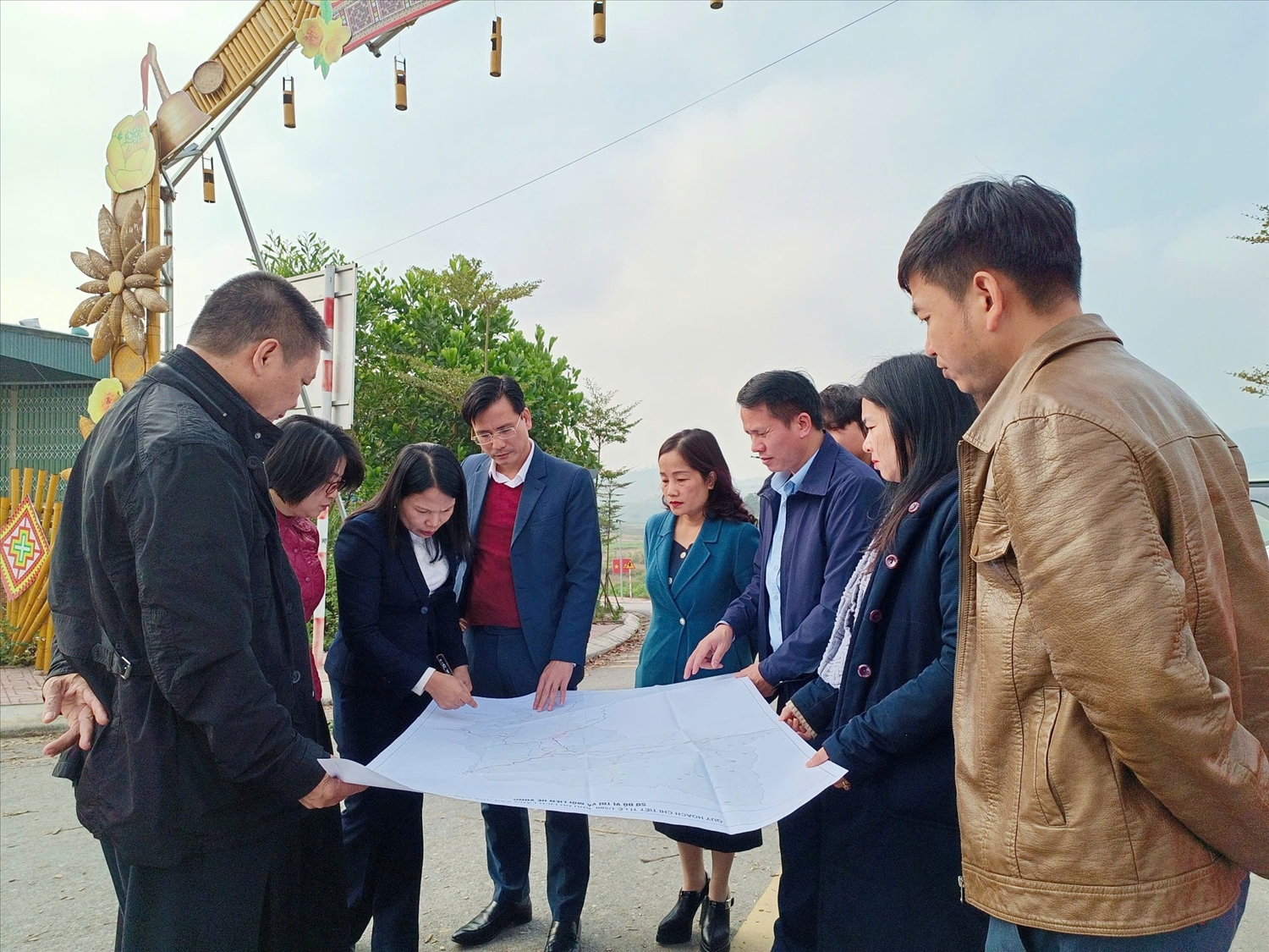 Đoàn công tác khảo sát vị trí, phạm vi ranh giới dự kiến điều chỉnh tại địa điểm dự kiến sẽ đầu tư xây dựng Làng văn hóa các dân tộc tỉnh Quảng Ninh