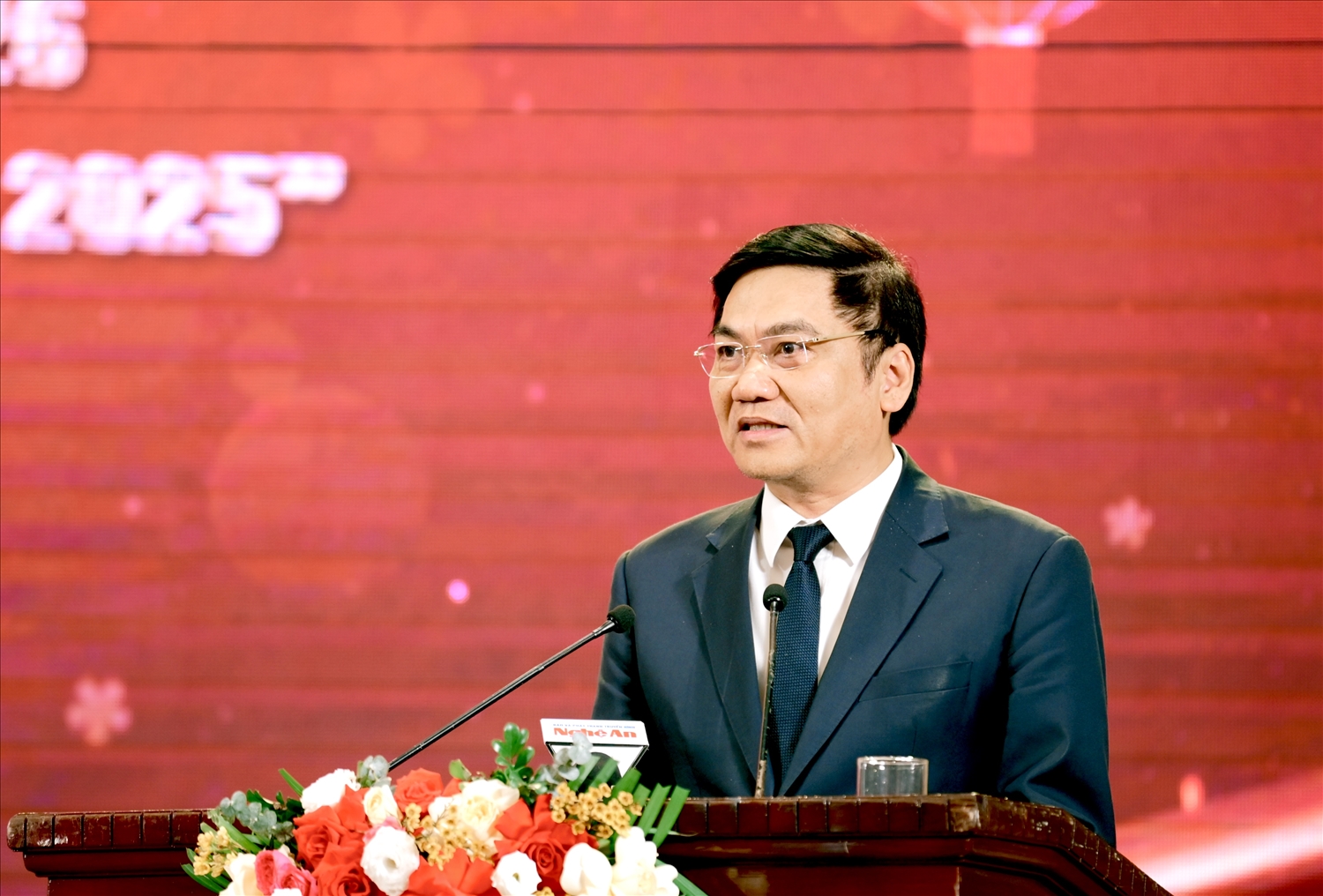 Phó Bí thư Thường trực Tỉnh ủy, Chủ tịch HĐND tỉnh, Trưởng ban Chỉ đạo Giải Búa liềm Vàng tỉnh Nghệ An Hoàng Nghĩa Hiếu phát biểu tại Chương trình