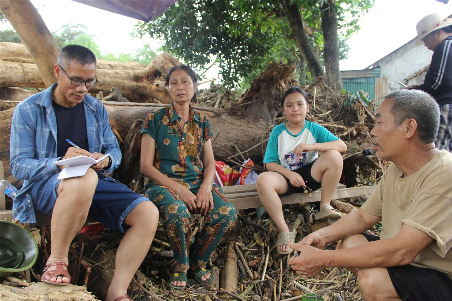 Phóng viên Báo VietNamNet Nguyễn Thanh Hải tác nghiệp tại vùng lũ miền Tây Nghệ An hồi tháng 7/2025