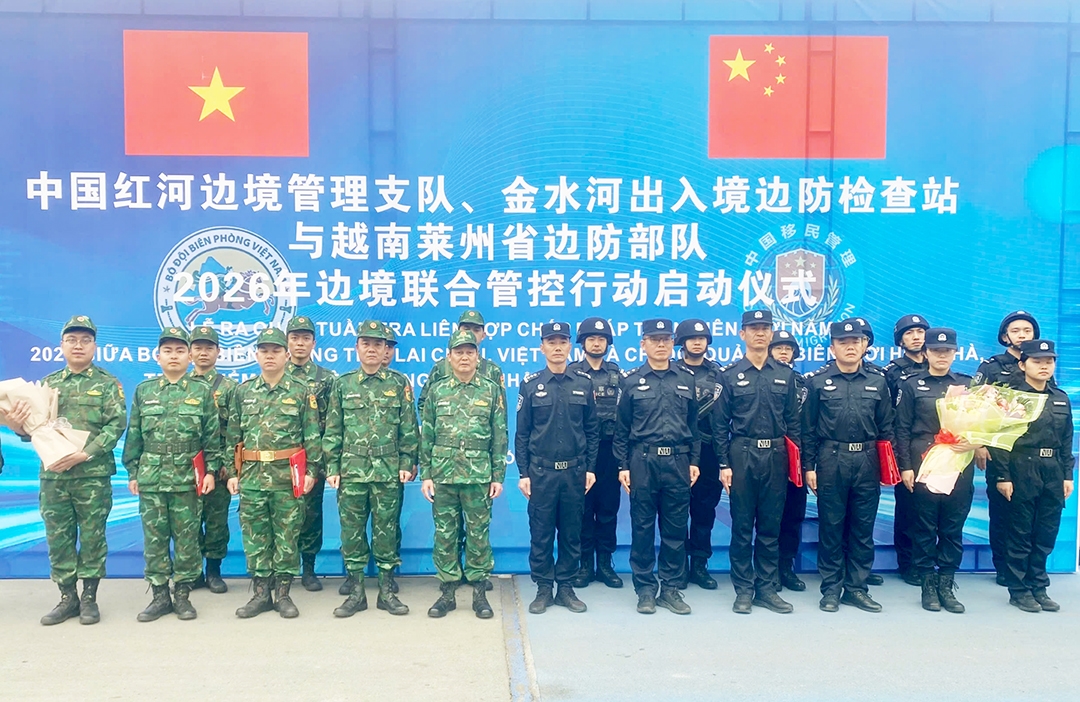 Hai đoàn chụp ảnh lưu niệm