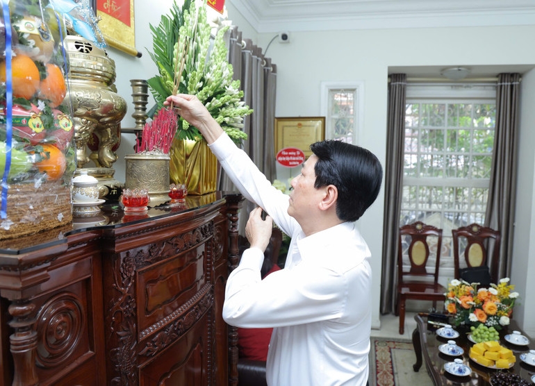 Chủ tịch nước Lương Cường dâng hương tưởng nhớ Tổng Bí thư Lê Duẩn. 