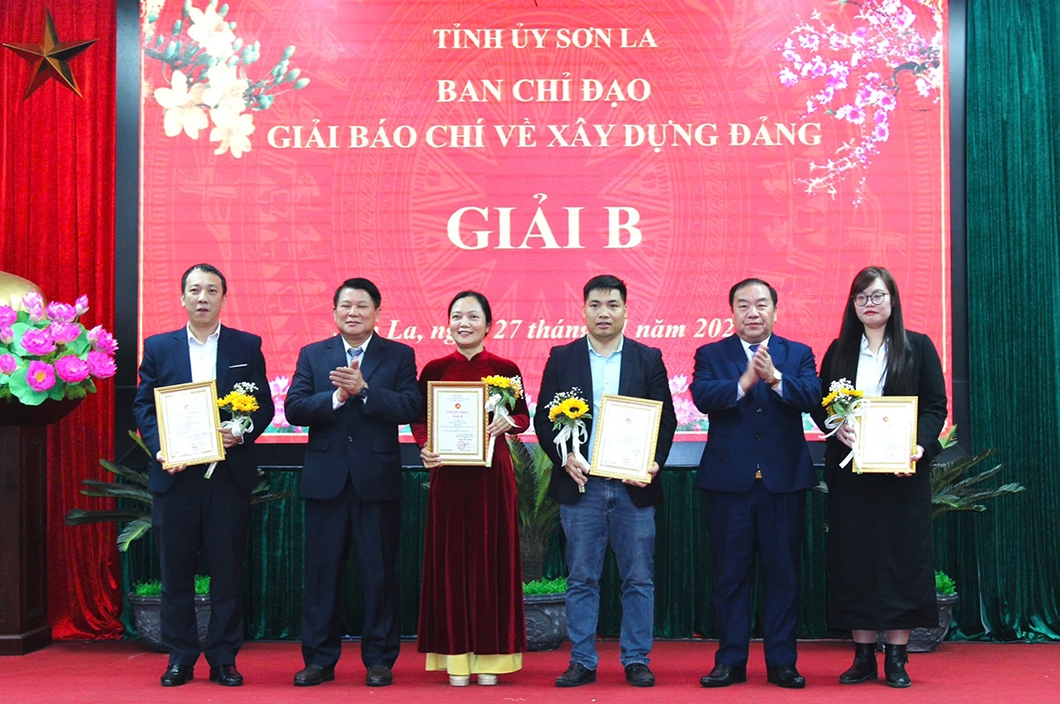 Các lãnh đạo Thường trực Tỉnh ủy trao giải B cho các nhóm tác giả