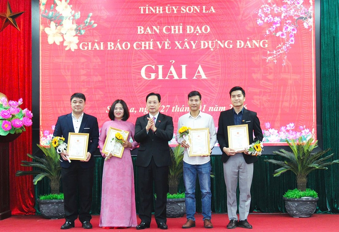 Bí thư Tỉnh ủy Hoàng Văn Nghiệm trao giải A cho các tác giả, nhóm tác giả