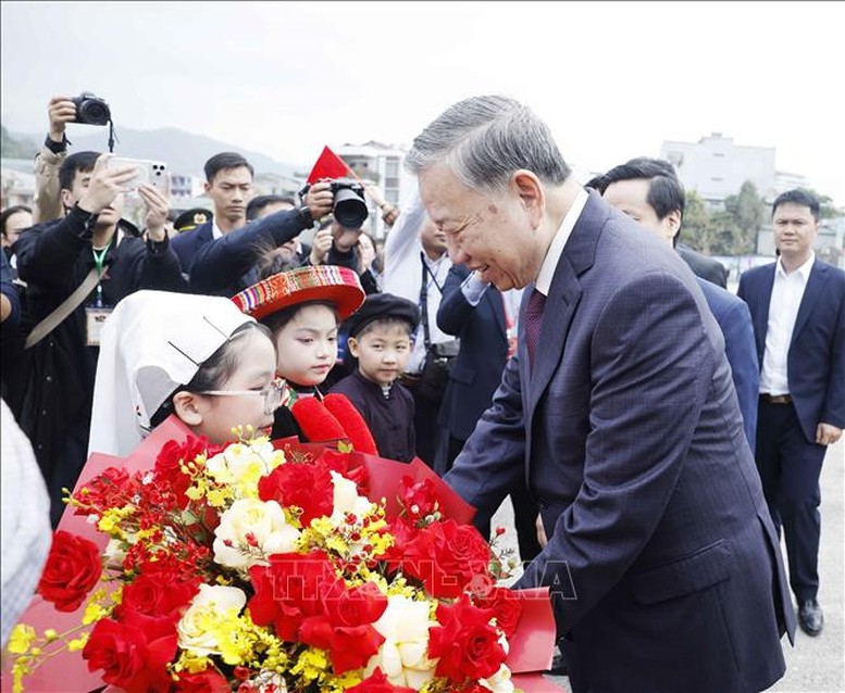 Các cháu thiếu nhi tỉnh Cao Bằng tặng hoa Tổng Bí thư Tô Lâm - Ảnh: TTXVN