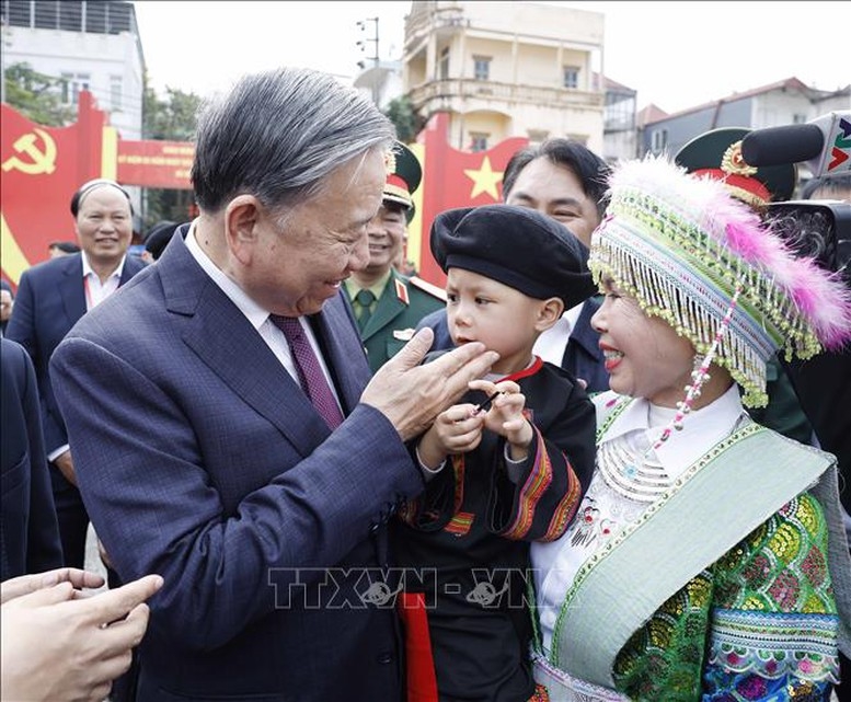 Tổng Bí thư Tô Lâm với nhân dân các dân tộc tỉnh Cao Bằng - Ảnh: TTXVN