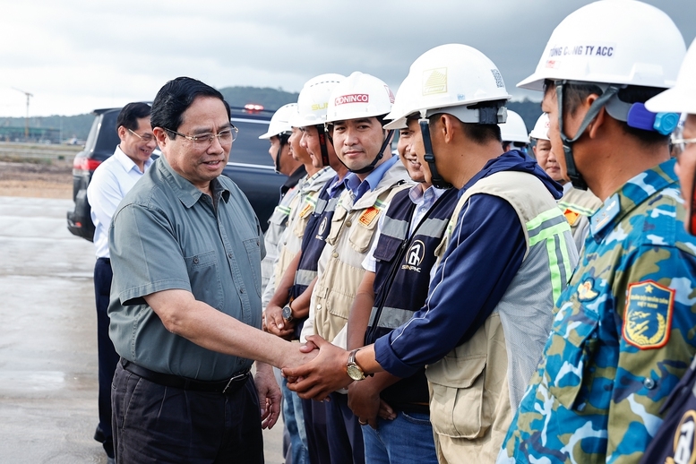 Thủ tướng Phạm Minh Chính kiểm tra các công trình, dự án trọng điểm của Phú Quốc phục vụ APEC 2027- Cảng hàng không quốc tế Phú Quốc - Ảnh: VGP/Nhật Bắc